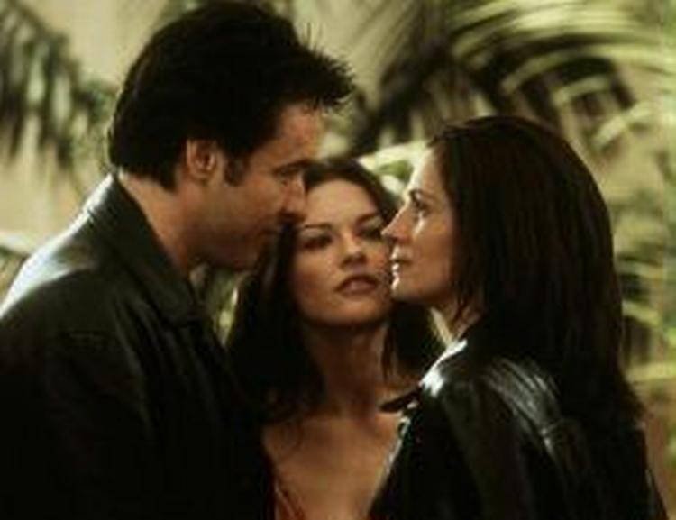 Eddie, søster Kiki og Gwen spilles af John Cusack, Julia Roberts og Catherine Zeta-Jones. - Foto fra filmen. 