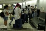 Kun få passagerer i New Yorks lufthavne fredag. - Foto: AP 