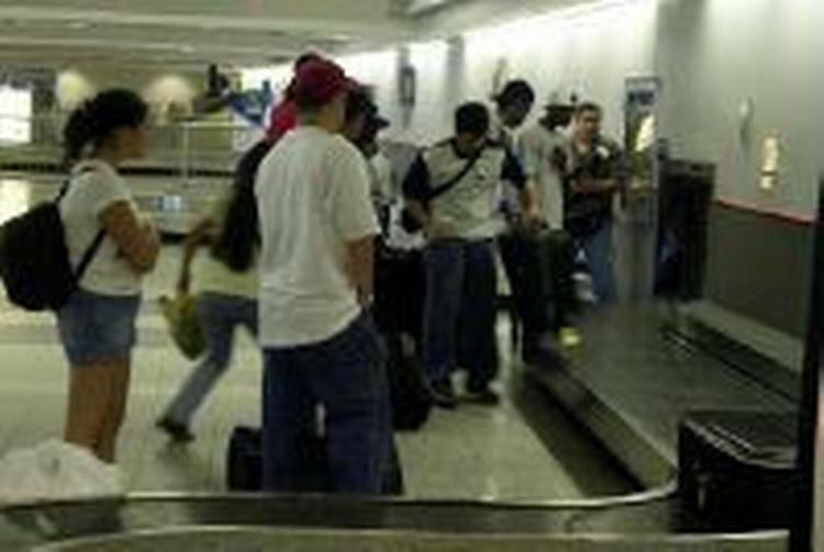 Kun få passagerer i New Yorks lufthavne fredag. - Foto: AP 