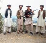 Lars Løkke Rasmussen (med gevær) i Afghanistan i 1988. - Foto: Jørn Stjerneklar/<a href="http://mayday@maydaypress.com" target="_blank">Mayday Press</a> 