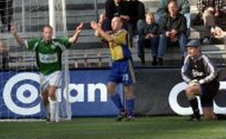 Auri protesterer, da Steffen Højer scorer med hånden. - Foto: Lars Poulsen 