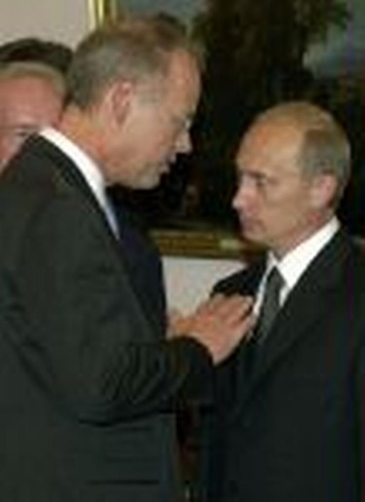 Ruslands præsident Putin i samtale med den tyske forsvarsminister Scharping. - Foto: AP 
