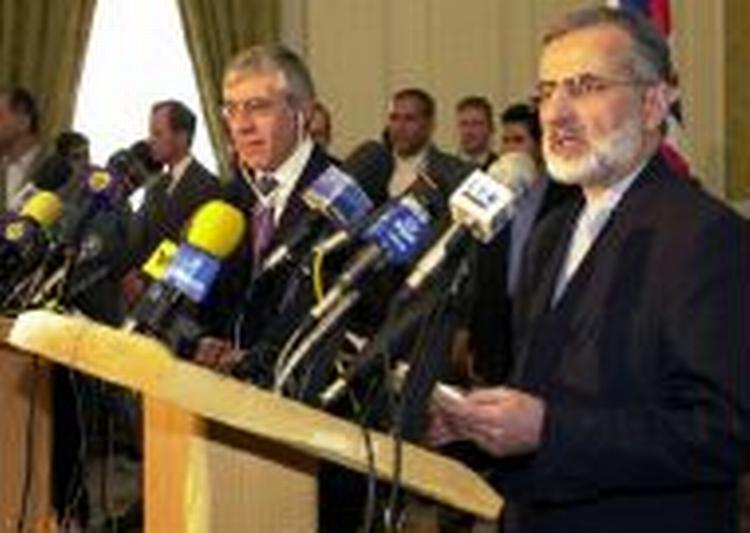 Den britiske udenrigsminister Jack Straw (t.v.) til pressemøde med sin iranske kollega Kamal Kharrazi i Teheran. - Foto: AP 