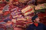 En pakistansk vagt foran et af UNHCRs lagre. - Foto: AP 