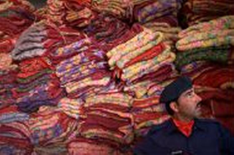 En pakistansk vagt foran et af UNHCRs lagre. - Foto: AP 
