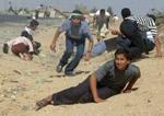 Unge palæstinensere søger i ly for det israelske politi. - Foto: AP 