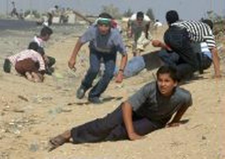 Unge palæstinensere søger i ly for det israelske politi. - Foto: AP 