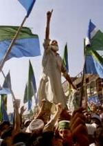 Tusinder demonstrerede mod USA og for bin Laden i Pakistan. - Foto: AP 