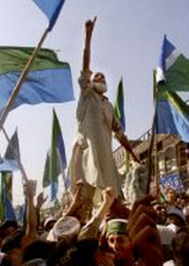 Tusinder demonstrerede mod USA og for bin Laden i Pakistan. - Foto: AP 