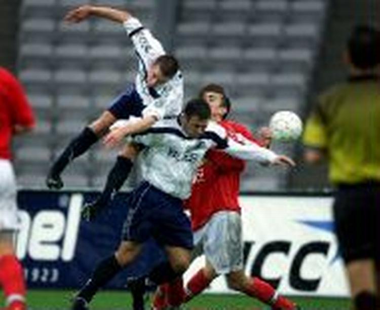 AGFs Micky Doyle og Nocko Jokovic i kamp mod bl.a. Silkeborgs Bora Zivkovic. - Foto: Claus Bonnerup 