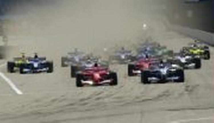 Michael Schumacher fører feltet an ved starten på det amerikanske grand prix. - Foto: AP 