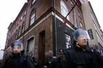 Politiet i aktion ved Ungdomshuset søndag. - Foto: AP 