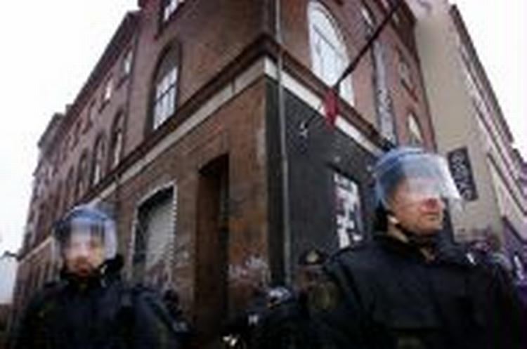 Politiet i aktion ved Ungdomshuset søndag. - Foto: AP 