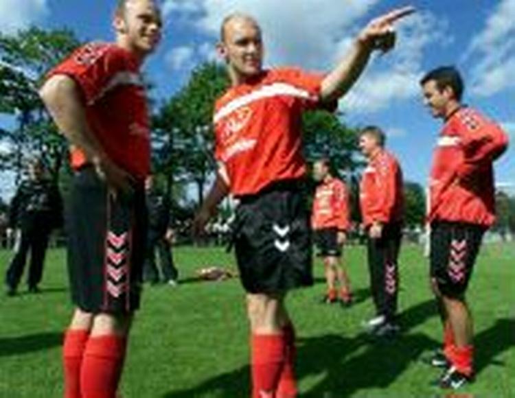 Thomas Gravesen (t.h) er klar til kamp mod Island på lørdag. Det er Claus Jensen (t.v) til gengæld ikke. Han er fortsat skadet. - Arkivfoto: Morten Bjørn Jensen 