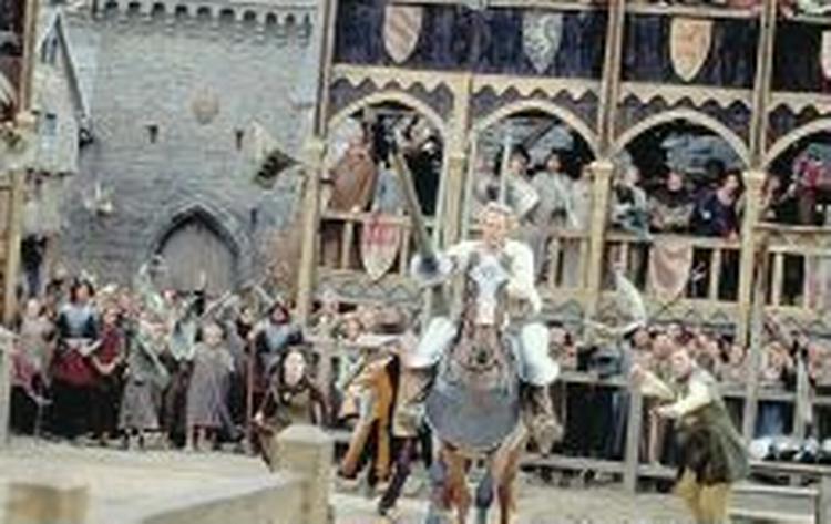 Mest seværdig i 'A Knight's Tale' er de mange fejende og tempofyldte scener fra ridderturneringer. - Foto fra filmen. 