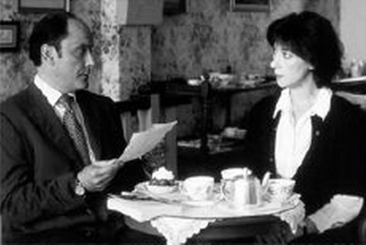 Castella (Jean-Pierre Bacri) modtager undervisning - og inspiration - fra den modne skuespillerinde Clara Deavaux (Anne Alvaro). - Foto fra filmen. 