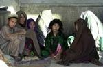 En afghansk familie i en flygtningelejr i Zahedan nær den iranske grænse. - Foto: AP 