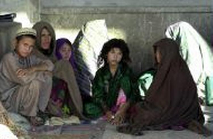 En afghansk familie i en flygtningelejr i Zahedan nær den iranske grænse. - Foto: AP 