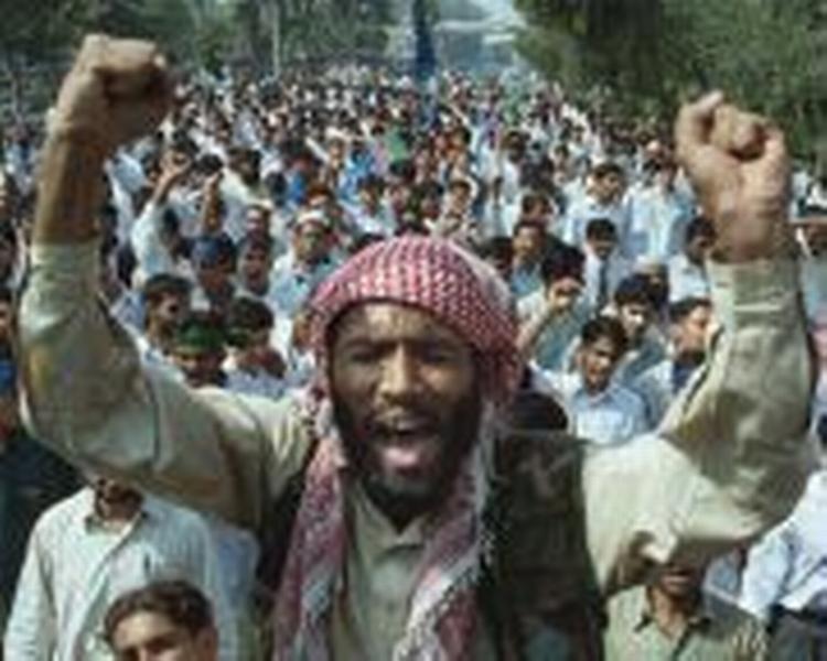 Blandt i den pakistanske by Lahore var der efter angrebet i aftes demonstrationer mod USA. - Foto: AP 