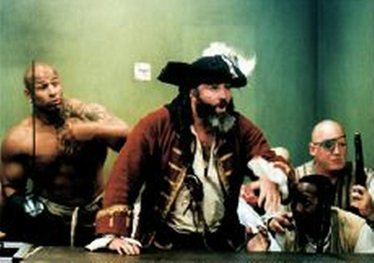 Kim Bodnia har pondus til rollen som sørøverkaptajnen, men der mangler en helhed at være skipper i. - Foto fra filmen 