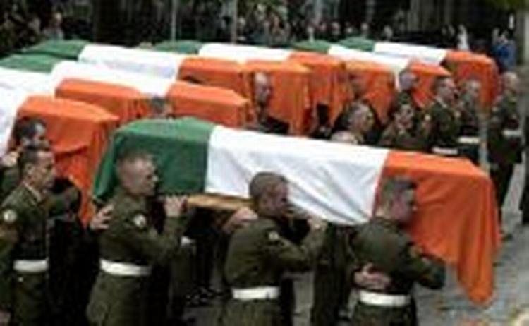 10 længst afdøde IRA-medlemmer bæres ind i Sankt Marys Pro-Cathedral i Dublin. - Foto: AP 