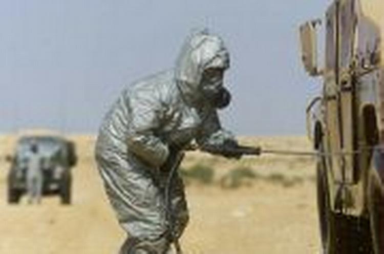 Britiske soldater tjekker køretøjer for bioterror i Egypten. - Foto: AP 