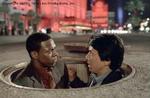 Chris Tucker (tv.) og Jackie Chan som Carter og Lee i 'Rush Hour 2' - Foto: Ben Glass. 