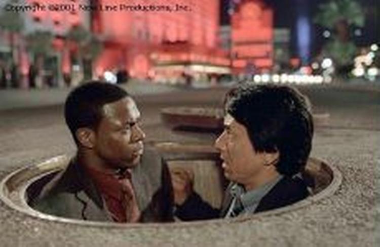 Chris Tucker (tv.) og Jackie Chan som Carter og Lee i 'Rush Hour 2' - Foto: Ben Glass. 