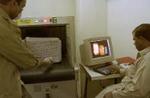 Postmedarbejdere i Karachi, Pakistan, beskytter sig mod miltbrandsporer. - Foto:AP 