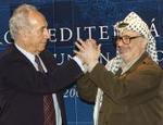 sraels udenrigsminister Shimon Peres og palæstinenserlederen Yassir Arafat enedes fredag på Mallorca om at gøre et forsøg på at genstarte fredsprocessen. - Foto:AP 