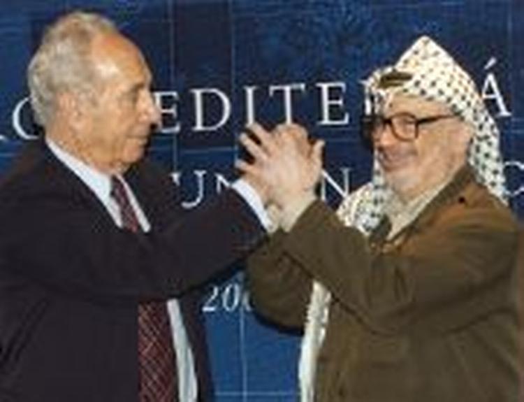 sraels udenrigsminister Shimon Peres og palæstinenserlederen Yassir Arafat enedes fredag på Mallorca om at gøre et forsøg på at genstarte fredsprocessen. - Foto:AP 