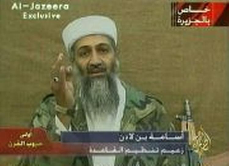 Osama bin Laden som han lørdag tonede frem i sin tredje videoerklæring siden det første luftangreb på Afghanistan den 7. oktober. - Foto: AP 