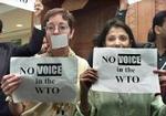 Anti-WTO demonstranter i lobbyen på Sheraton i Doha, Qatar. - Foto: AP 