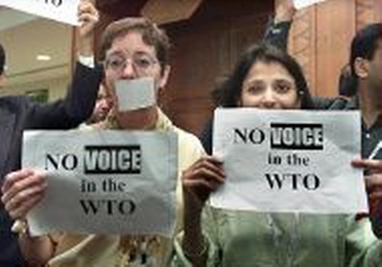 Anti-WTO demonstranter i lobbyen på Sheraton i Doha, Qatar. - Foto: AP 