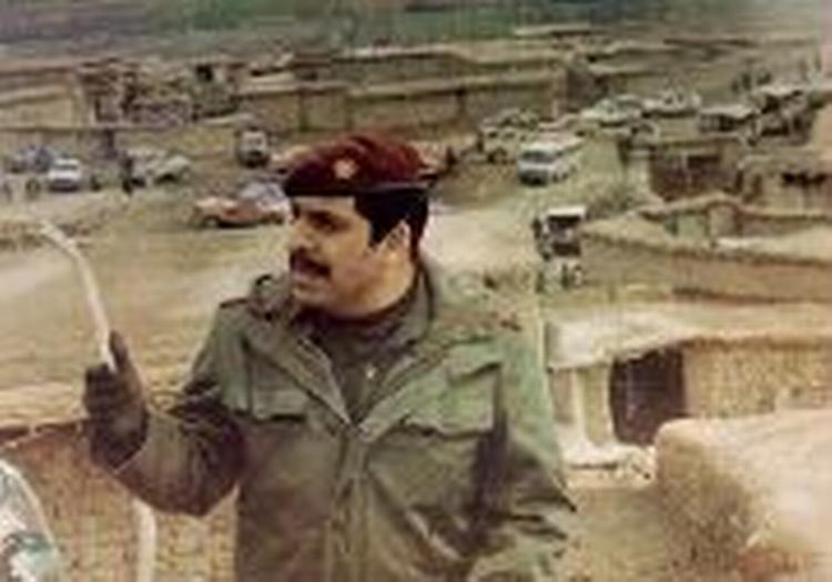Billedet viser angiveligt den tidligere hærchef i landsbyen Askar i maj 1988. Herfra blev 146 beboere deporteret og byen nedbrændt. - Arkivfoto: Hawlati Newspaper 