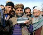 Indbyggere i Kabul lytter til et stykke musik, hvilket var forbudt, mens Taleban havde magten i byen. - Foto: AP 