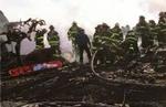 Brandfolk og redningsarbejdere rydder op efter flystyret i Queens, New York, mandag. - Foto: AP 