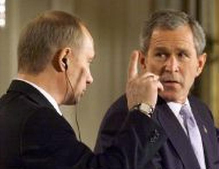To statsledere, der har brug for hinanden: Ruslands Putin (t.v.) og USA's Bush. - Foto: AP 