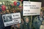 'En skændsel for Tyskland', står der på et skilt under en anti-krigsdemonstration i Berlin onsdag. - Foto: AP 