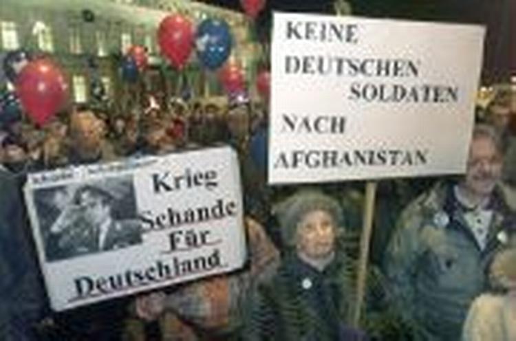 'En skændsel for Tyskland', står der på et skilt under en anti-krigsdemonstration i Berlin onsdag. - Foto: AP 