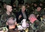Bush besøger sine tropper. - Foto: AP 