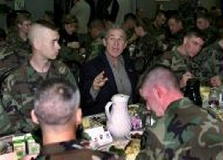 Bush besøger sine tropper. - Foto: AP 