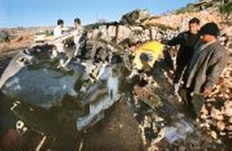 Palæstinenensere undersøger vraget af den bil, hvori Mahmoud Abu Hanoud blev dræbt nær Nablus. - Foto: AP 