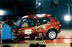 Fronten på Alfa 147 bliver stærkt deformeret ved crashtesten. Foto: Euro NCAP 