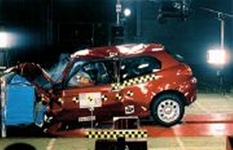 Fronten på Alfa 147 bliver stærkt deformeret ved crashtesten. Foto: Euro NCAP 