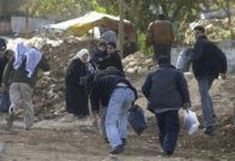 Palæstinenser løber i dækning for israelske gummikugler i nærheden af Hebron på Vestbredden. - Foto: AP 