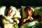 Julia Blake er Claire og Charles Tingwell hendes gamle kærlighed Andres borg i Paul Coxs emotionelle oplevelse 'Innocence'. - Foto fra filmen. 