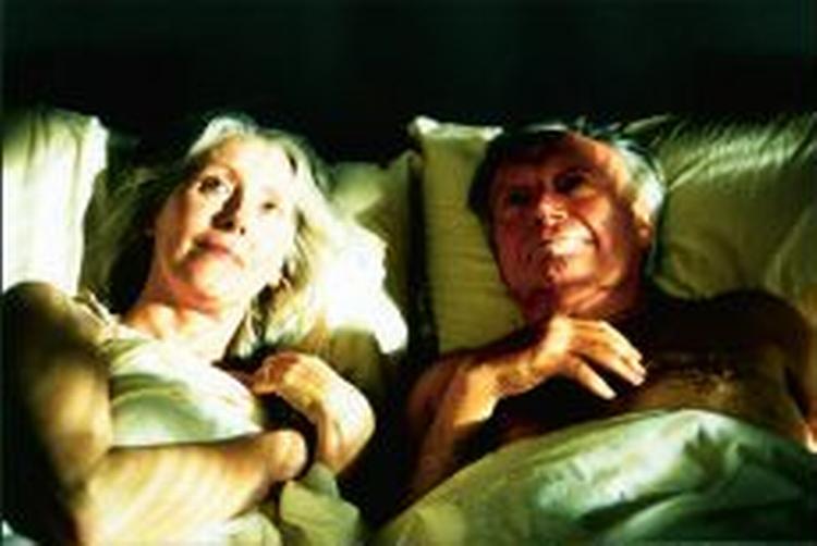 Julia Blake er Claire og Charles Tingwell hendes gamle kærlighed Andres borg i Paul Coxs emotionelle oplevelse 'Innocence'. - Foto fra filmen. 