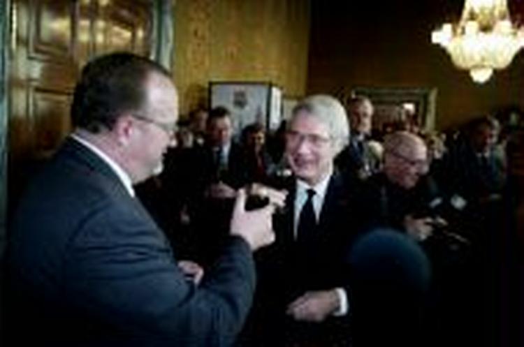 Overborgmester Jens Kramer Mikkelsen siger farvel til Hans Thustrup Hansen. - Foto: Jan Grarup 