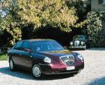 Den nye Lancia Thesis - og Aurelia B 10 fra 1950 i baggrunden. Foto: Lancia 